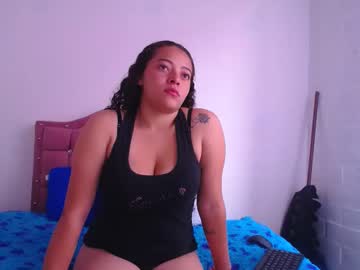 Squirting cam girl Alinna_rousse live now