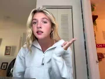 Live cam performer Alyssaleary1 streaming now
