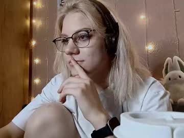 Chelseamaracle, 18 years old, Goal:  show my best job   Im #new  and #young Perhaps I'm a little  #shy I strive for #natural beauty  and #blonde [20 tokens remaining], webcam photo