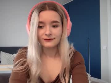 Crave_eveline, 18 years old, Jump on bed  // Hi, I'm Eveline, it's my 1st day! // #new #18 #young #skinny #feet [66 tokens remaining], webcam photo