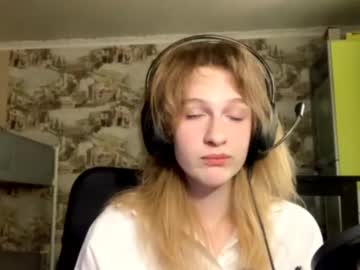 Cuddle_babe, 18 years old, Goal - to change my outfit ! My first day here! #shy #new #18 #young #natural [70 tokens remaining], webcam photo