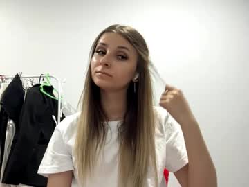 Dream_petal, 18 years old, Goall: Air kiss)   My name is Camilla and  i am #new here  #18 years old, #shy, #small #teen [12 tokens remaining], webcam photo