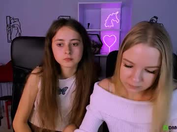 Elen_dark, GOAL: kiss on the neckl [273 tokens remaining] Welcome to my room! #feet #shy #18 #teen #new, webcam photo