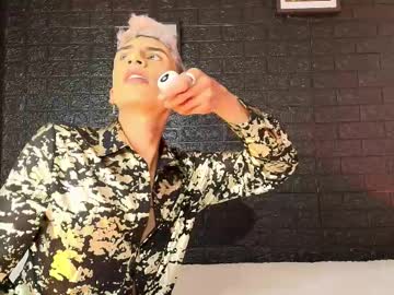 Squirting cam girl Erick_velveth age 21 yrs live now