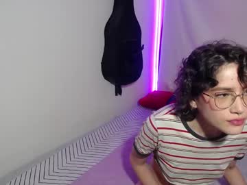 Catch me live as Evansmiaa, age 20 yrs in premium male cam shows