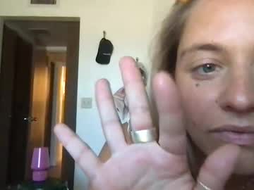 Squirting cam girl Glitteryogi age 30 yrs live now