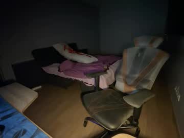 Imsoyounng20, 18 years old, Goal: For good Mood #new #skinny #18 #feet #cute #smoke - Next Goal: Say something hot, webcam photo