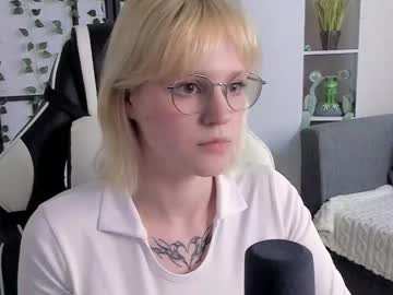Iolabennings, 19 years old, im very new here!! ^^  goal: eye contact #shy #blonde #feet #young #new [33 tokens remaining], webcam photo