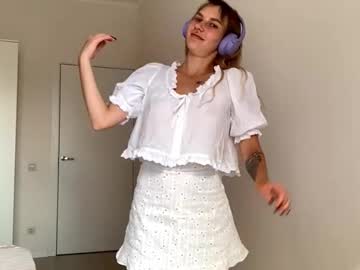 Joanhobart, 18 years old, GOAL: Turn arroudn 3 times to show my princess outfit? Hello everyone, I am Lana, I'm new here is my First day.  #18 #new #bigass #teen #shy [21 tokens remaining], webcam photo