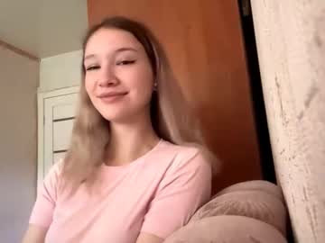 Kieshabranner, 18 years old, Goal: a little shy dance :) / I'm Kimi , literally my first stream, hehe #new #shy #cute #petite #natural [14 tokens remaining], webcam photo