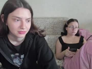 Lizzi_muur • feet • speak english • public