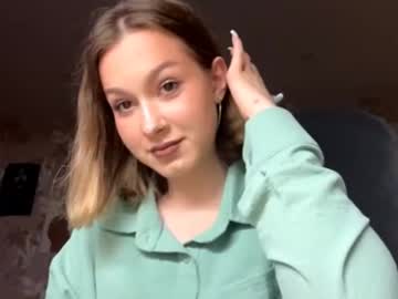 Madelynknaggs, 18 years old, Goal: I feel a bit shy… but I want to try my first soft dance for you #new #shy #blonde #teen #18 [111 tokens remaining], webcam photo