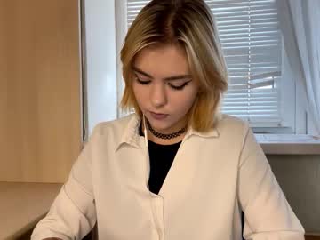 Marvabirdinground, 19 years old, Goal - Turn my shoulder to camera so you could my body curves! ;) #18 #cute #teasing #teen #shy [0 tokens remaining], webcam photo
