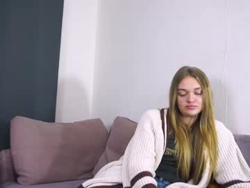 Moirawenzinger, 18 years old, Heeeeyy, My name is Kylie!! ITS MY 1st DAY GUYS!!!! GOAL:?? Stand up and show my figure hehe?? #18 #teen #new #bigass #natural [10 tokens remaining], webcam photo