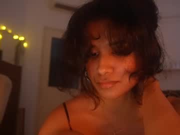 Live cam performer Mriea_ streaming now