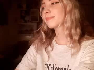 Night_siren, 18 years old, Goal: Stand up and show you my whole outfit - I'm Olly, a little #shy about my #smalltits because I'm #18, I'm the #young #new girl here [25 tokens remaining], webcam photo