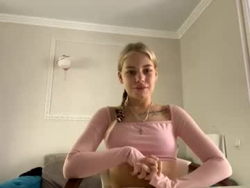 Pollybrookfield, 18 years old, GOAL: Send you an air kiss. Try to catch it. Hi guys! My first day is here. #bigboobs #18 #new #young #shy [19 tokens remaining], webcam photo