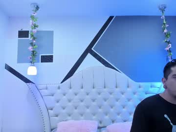 Squirting cam girl Roxy_aron age 22 yrs live now