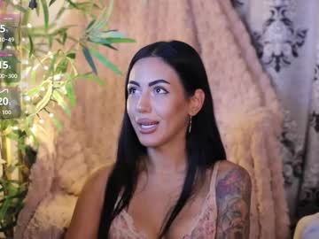Squirting cam girl Senalux live now