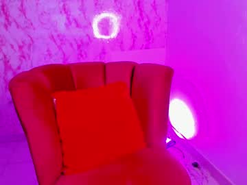Squirting cam girl Sophiiewilson age 21 yrs live now