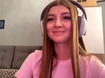 Tammeratwiss, 19 years old, Goal: "Lower my shorts — Show a basic belly roll #New #18 #bigboobs #blonde #cute [41 tokens remaining], webcam photo