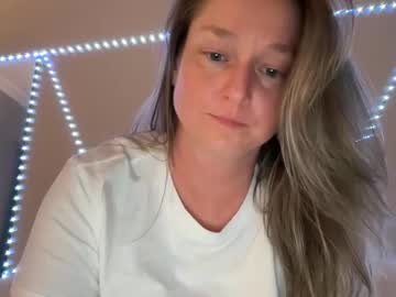 Squirting cam girl Vivianmayxxx live now