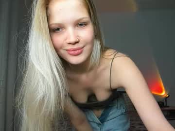 Xloe_queen, 21 years old, ice on the butt [121 tokens left] hi I'm Chloe, nice to meet you #shy #bigass #new #skinny, webcam photo