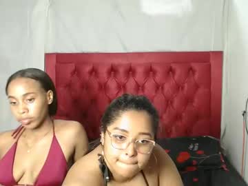 Squirting cam girl Yandris001 live now